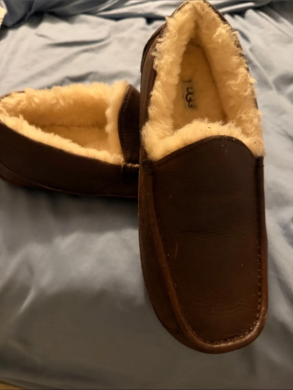 UGG Men’s Brown Leather Moccasin Slippers with Cream Shearling Lining SIZE 9